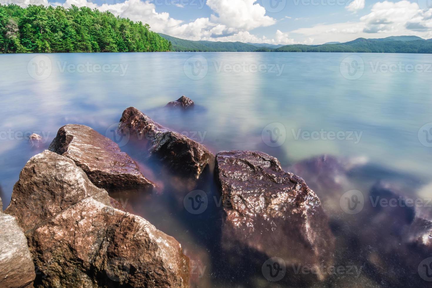 belas cenas de paisagens no lago jocassee carolina do sul foto