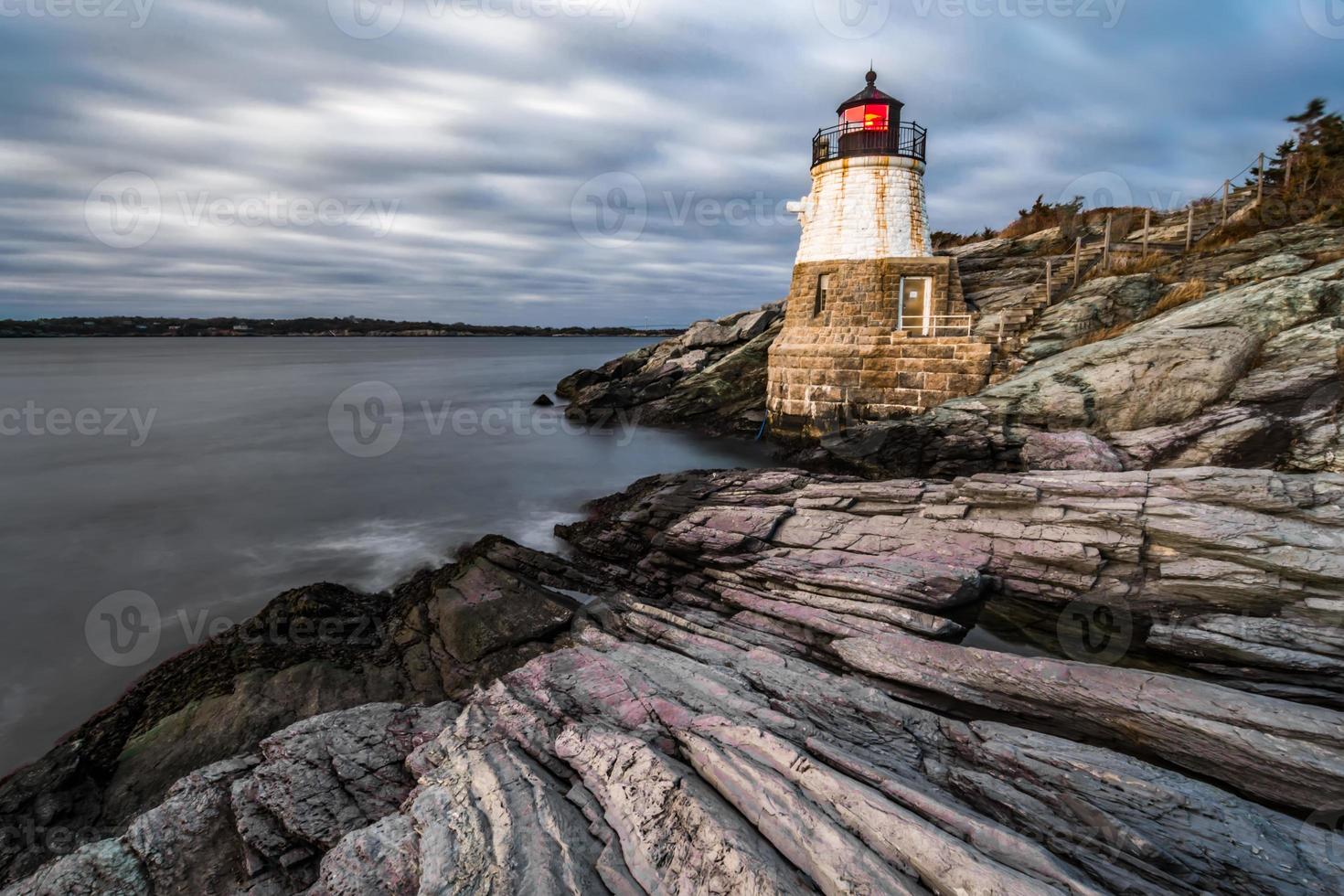 pôr do sol em newport rhode island no farol da colina do castelo foto