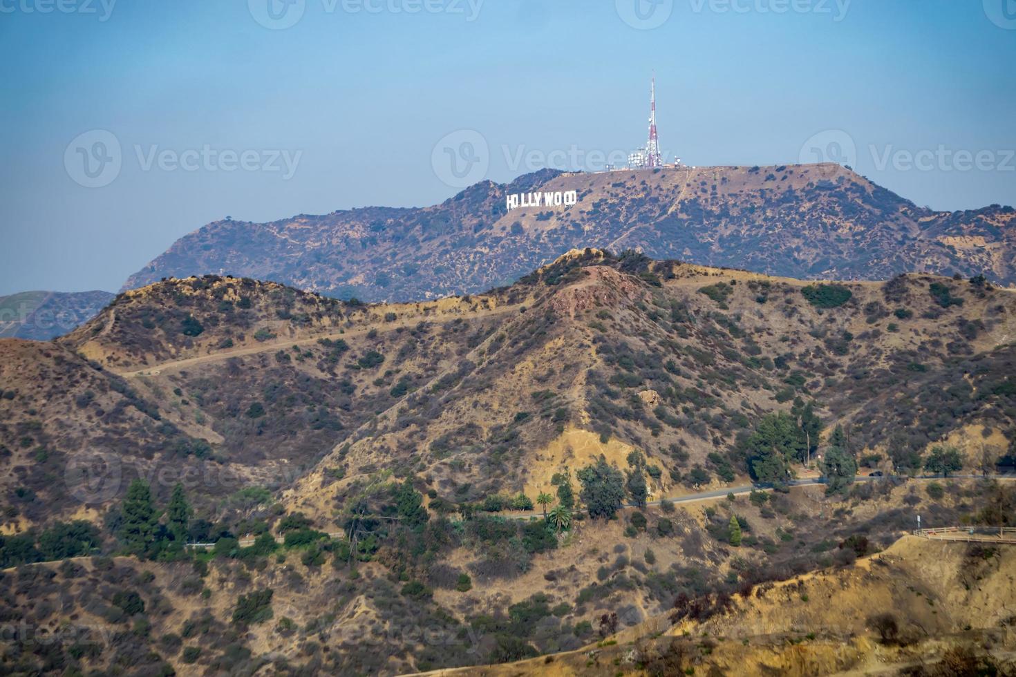 famosa placa de hollywood em uma colina à distância foto