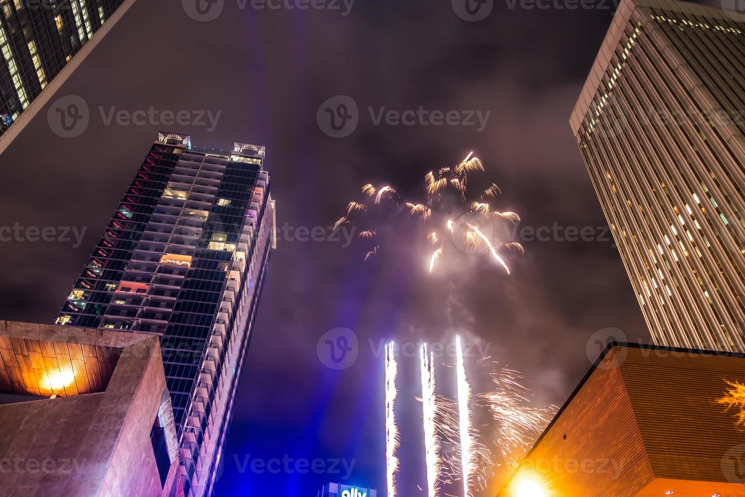 grandes multidões se reuniram para comemorar a primeira noite do ano novo em charlotte nc foto