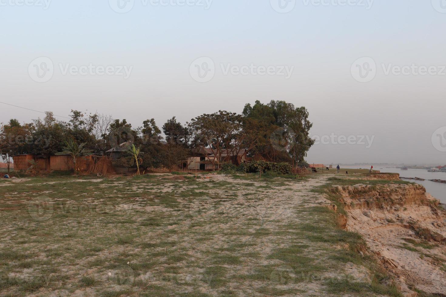 bela vista da vila com a natureza foto