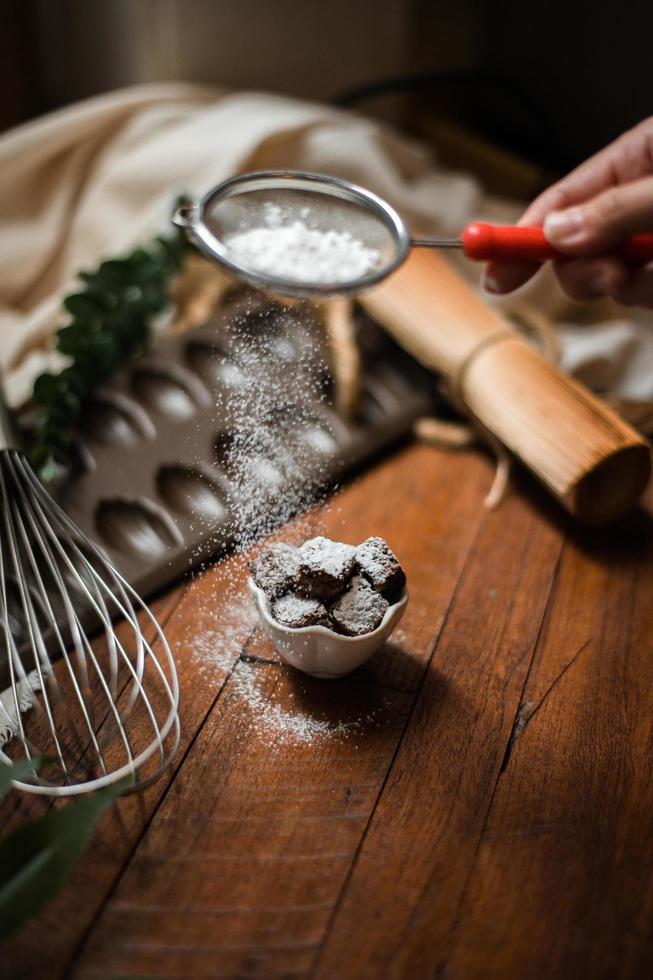 brownies com placa de cerâmica em uma mesa de madeira foto