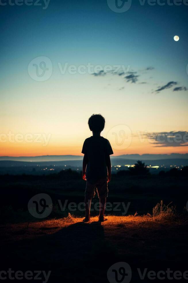 uma criança olhando às a horizonte isolado em uma crepúsculo gradiente fundo foto