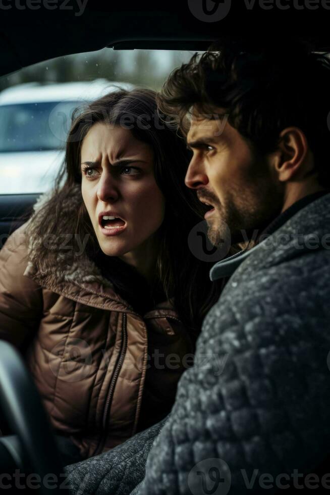 uma mulher e uma homem flagrante às cada de outros a partir de seus carro janelas dentro uma aquecido tráfego altercação foto