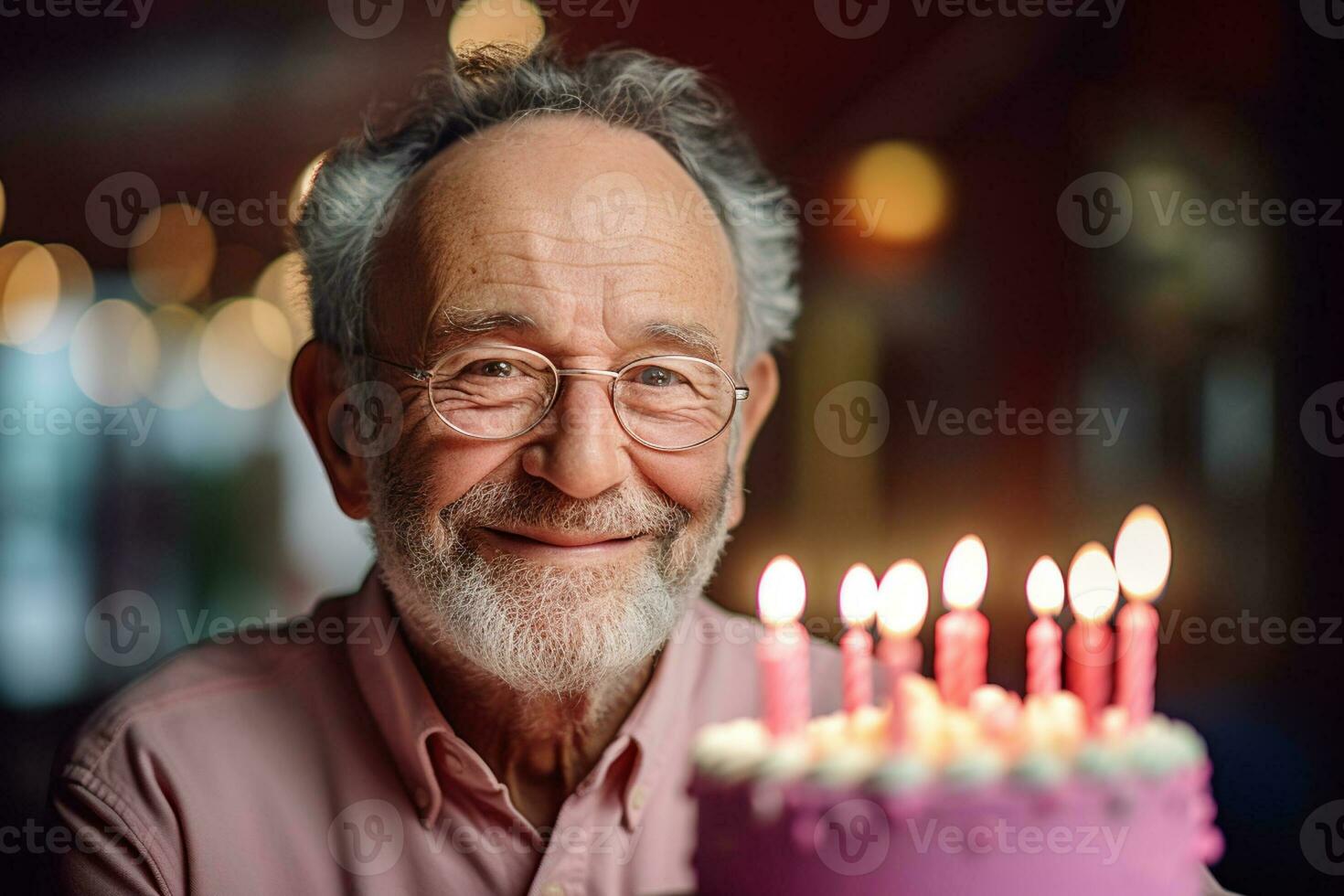 O Bolo De Aniversário Tem 18 Anos Velho Foto de Stock - Imagem de velho,  fundo: 120994654