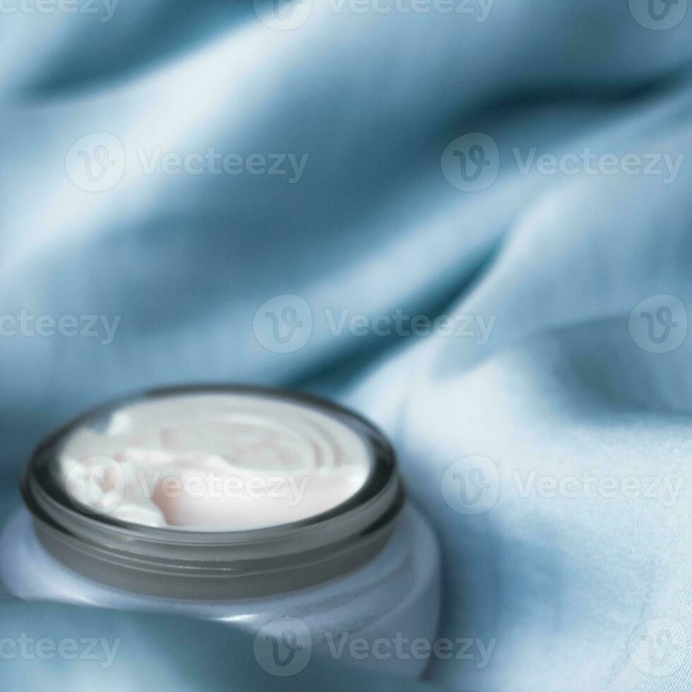 luxo face creme em suave seda - anti-envelhecimento, Cosmético e beleza estilizado conceito foto