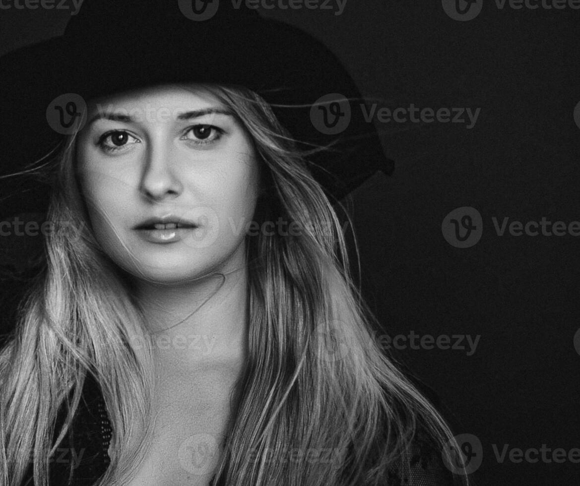 lindo Loiras mulher vestindo uma chapéu, artístico filme retrato dentro Preto e branco para moda campanha e beleza marca foto