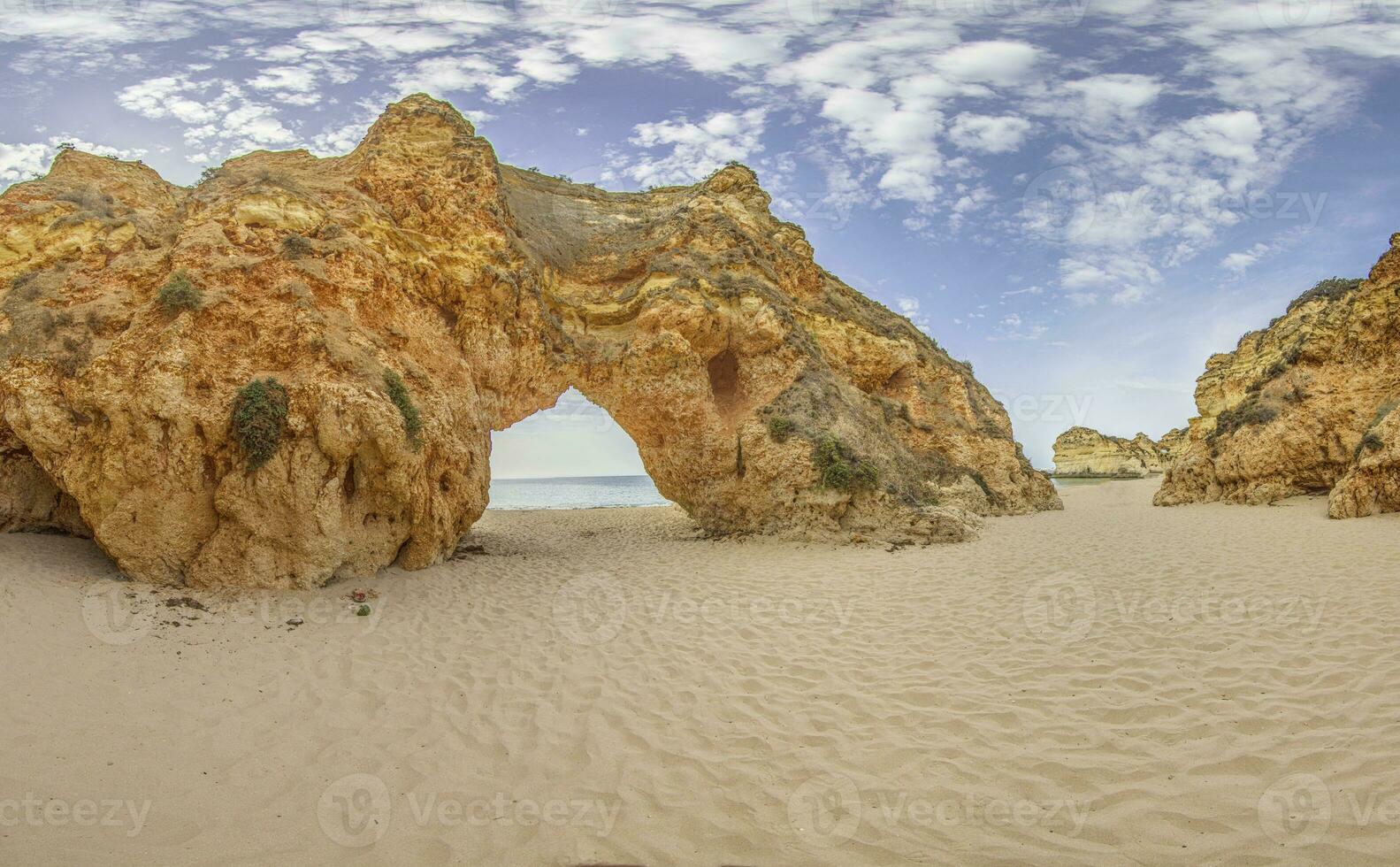 panorâmico cenário entre a falésias às praia Faz prainha em a Português Algarve costa durante a dia foto