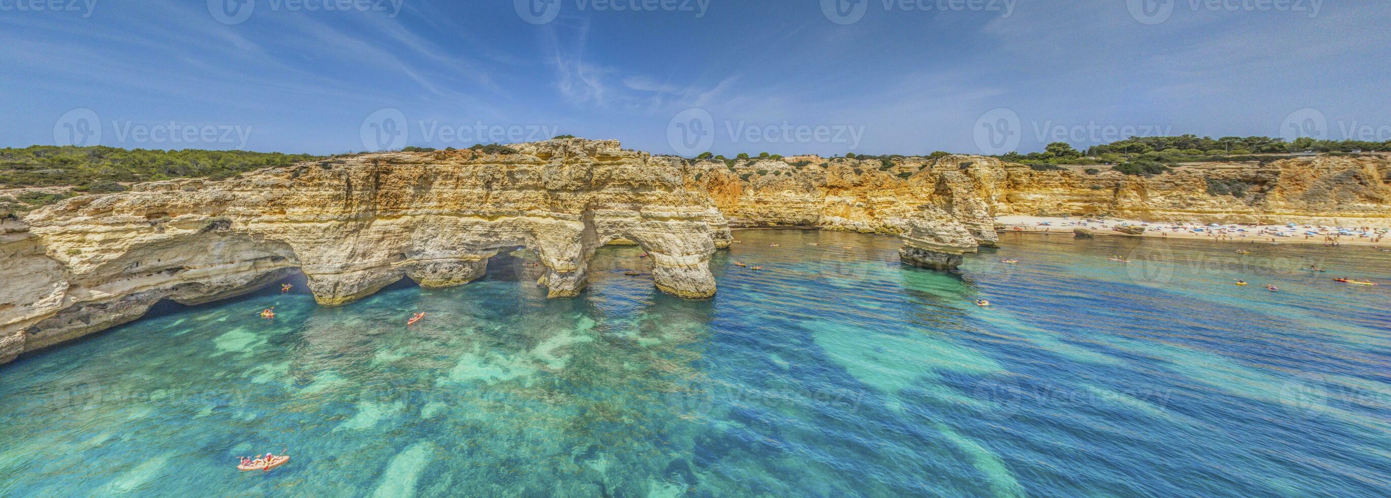 panorâmico zangão cenário sobre praia Faz marinha de praia dentro Português Algarve durante dia foto