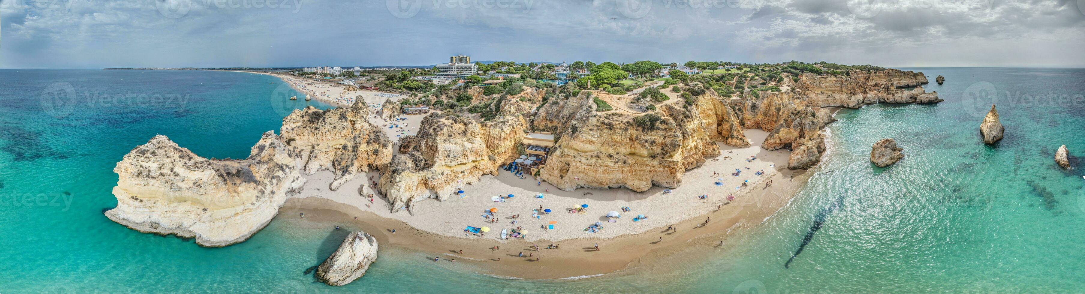 panorâmico zangão cenário sobre praia Faz prainha de praia dentro Português Algarve durante dia foto