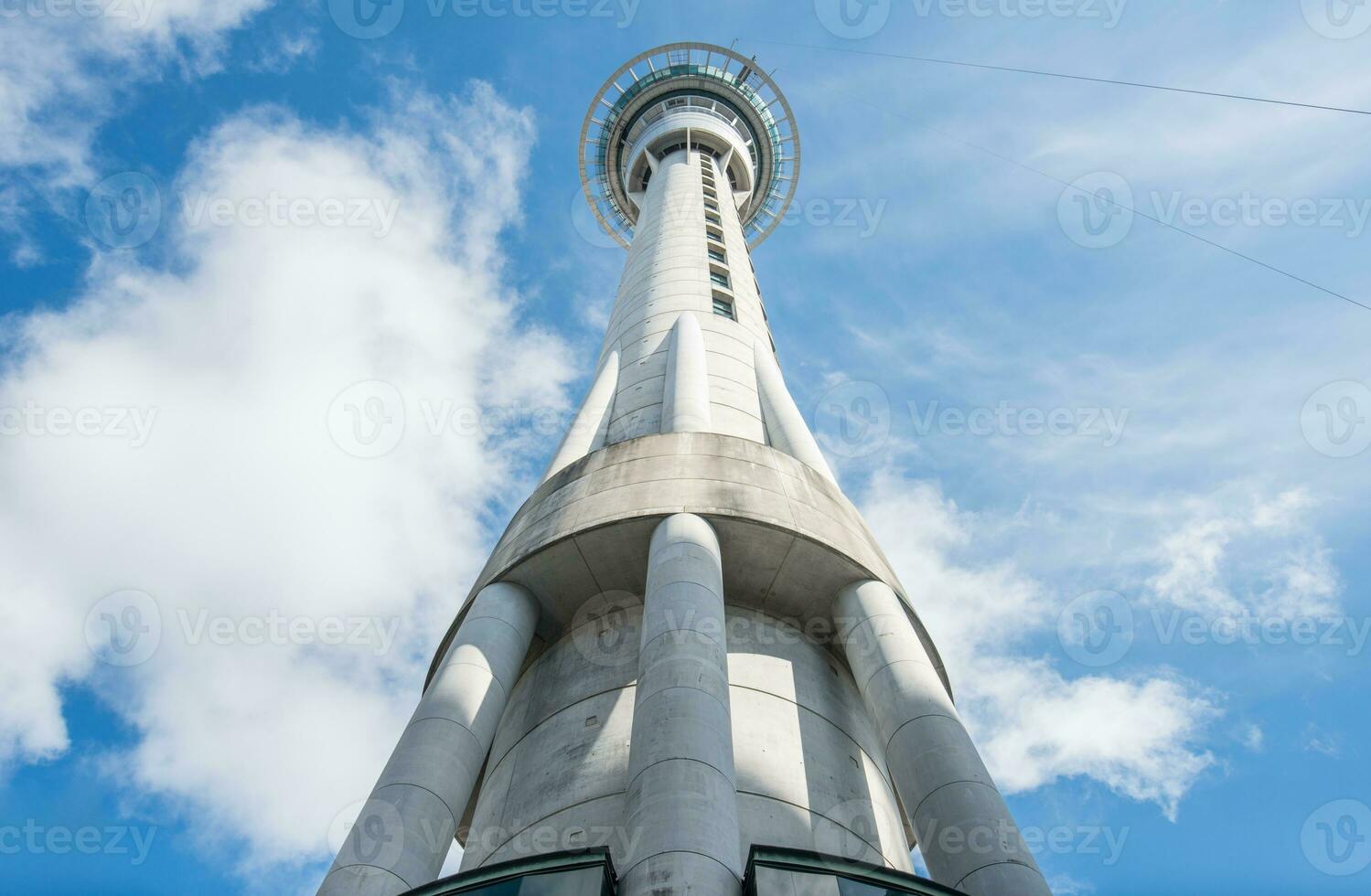 a icônico céu torre do Auckland a maior cidade dentro Novo zelândia. Visão a partir de abaixo. foto