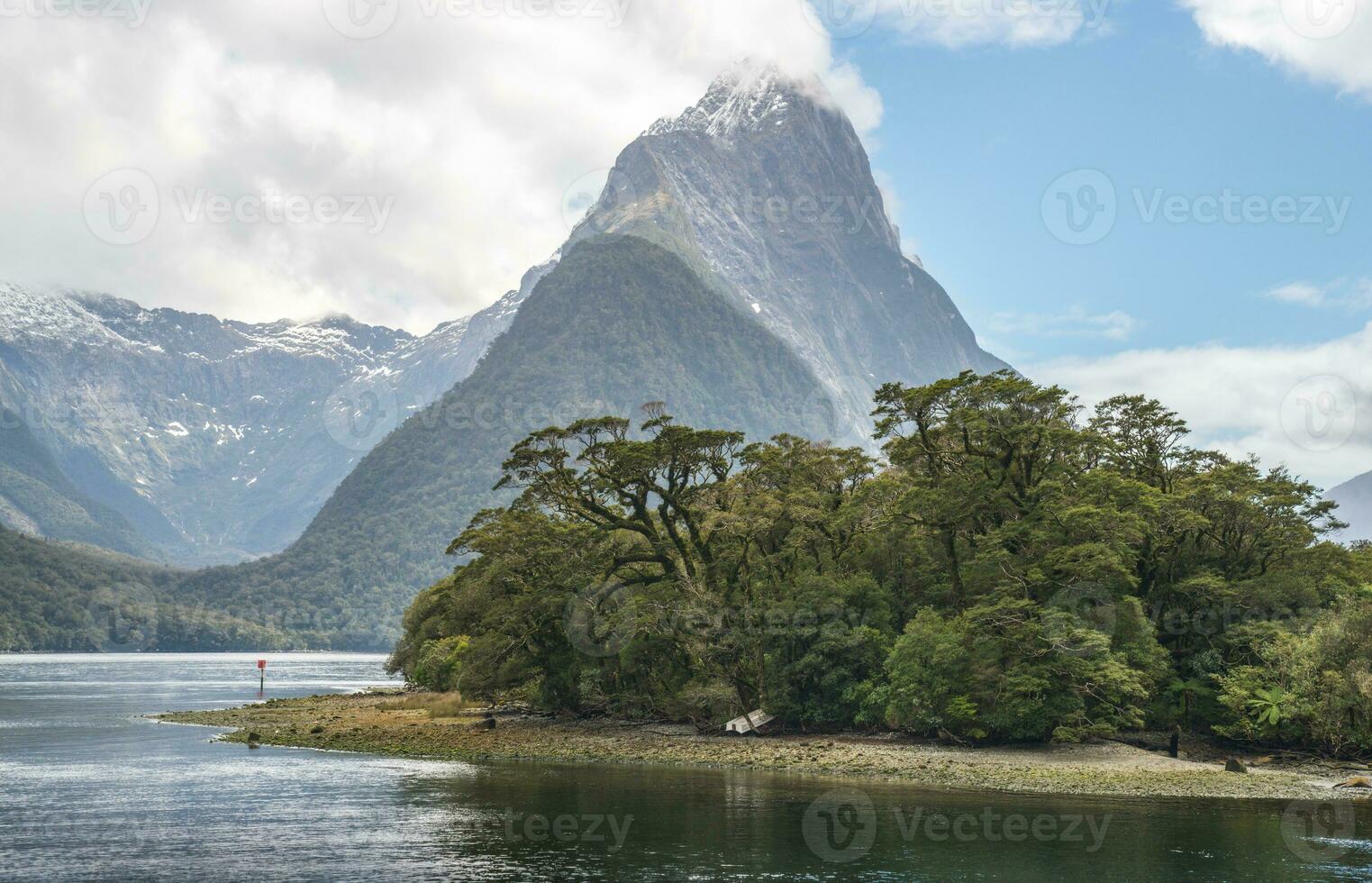 mitra pico é a icônico montanha dentro a sul ilha do Novo zelândia, localizado em a costa do Milford som. foto