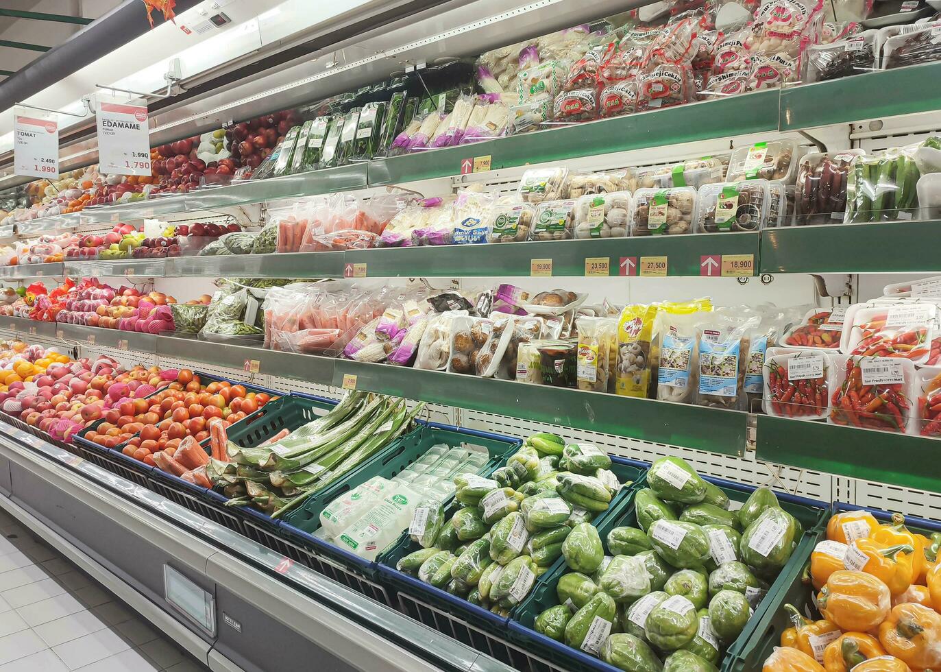 só, Indonésia - fevereiro, 2023 - fresco vegetais, sortido legumes dentro exibição caso para venda dentro supermercado foto