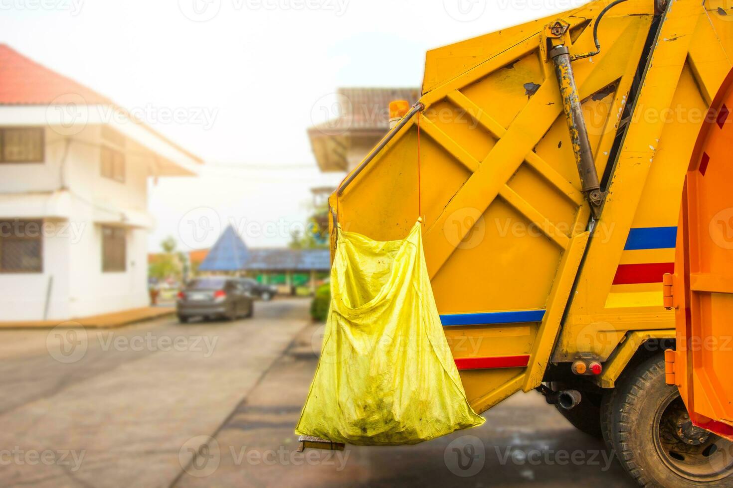 lixo caminhão dentro cidade ,lixo caminhão para preparar transporte para lixo quintal, poluição conceito foto