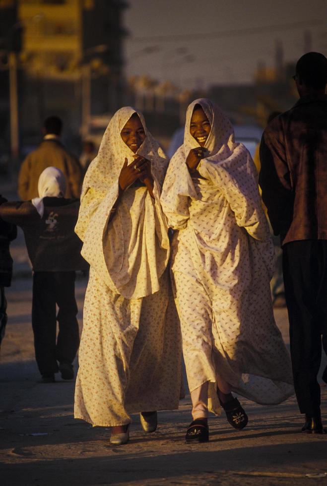 tamanrasset, argélia 2010 - mulheres desconhecidas caminham pela cidade foto