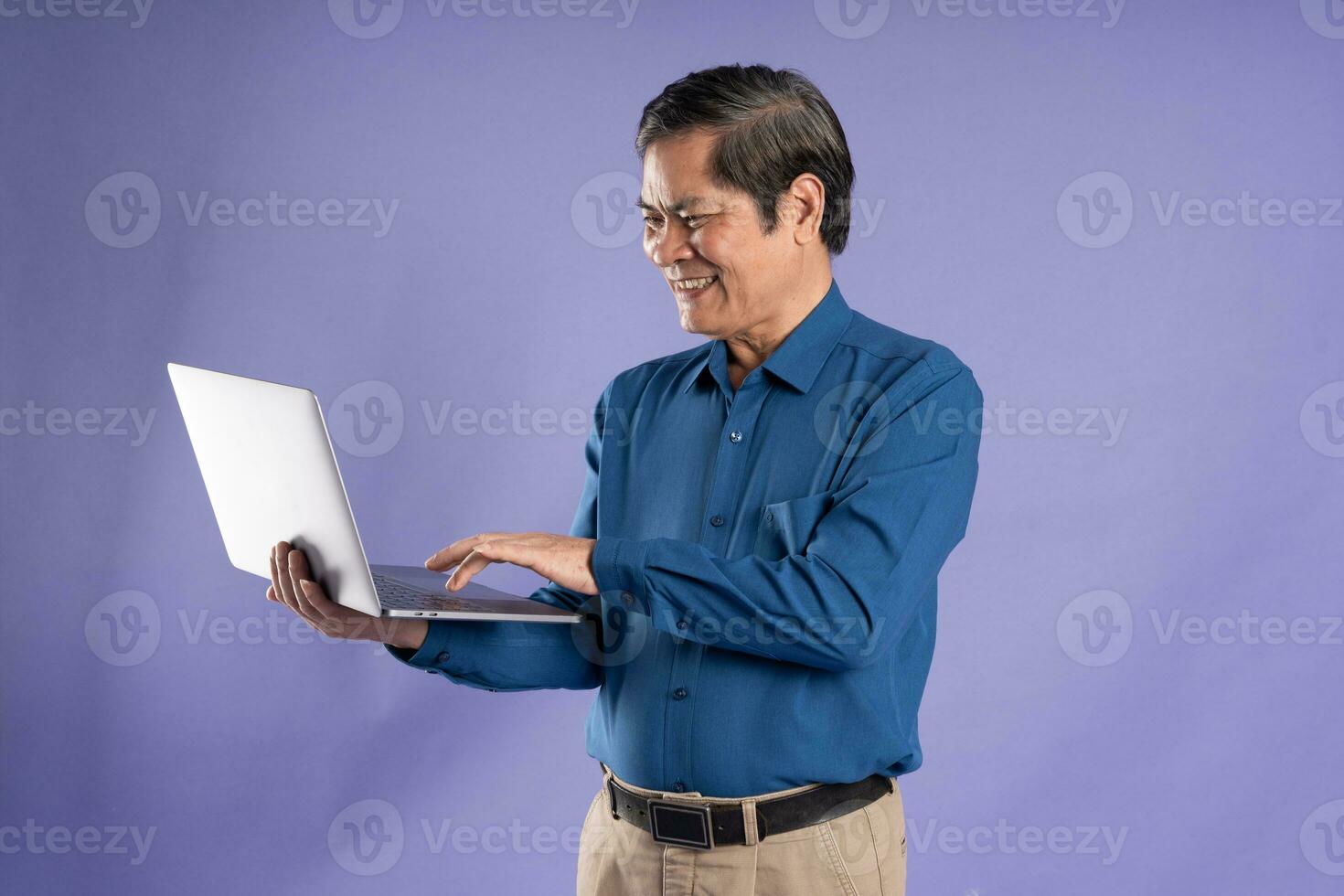 retrato do meio envelhecido ásia o negócio homem posando em roxa fundo foto