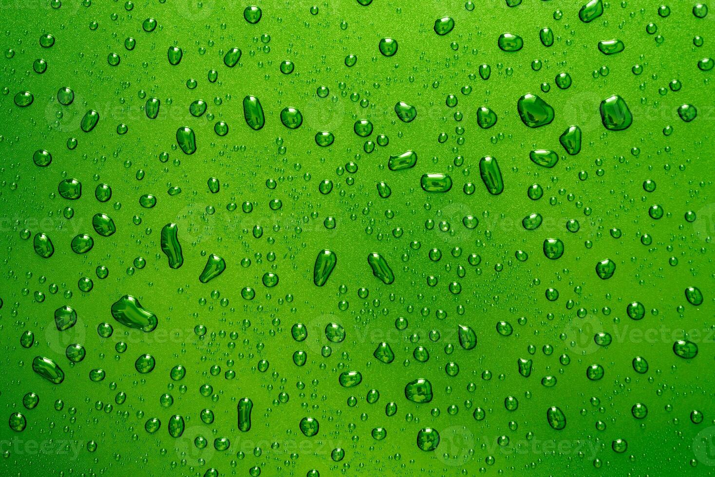 gelo frio água gotas em verde vidro abstrato fundo foto