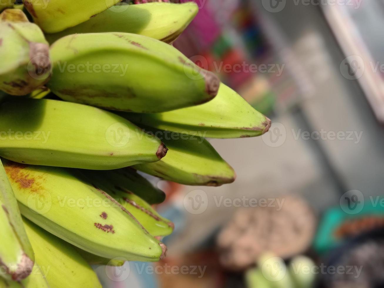 cacho de banana crua saborosa e saudável foto