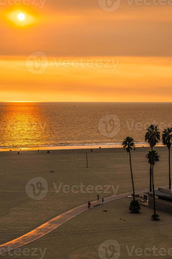 pôr do sol na praia e cais de santa monica foto