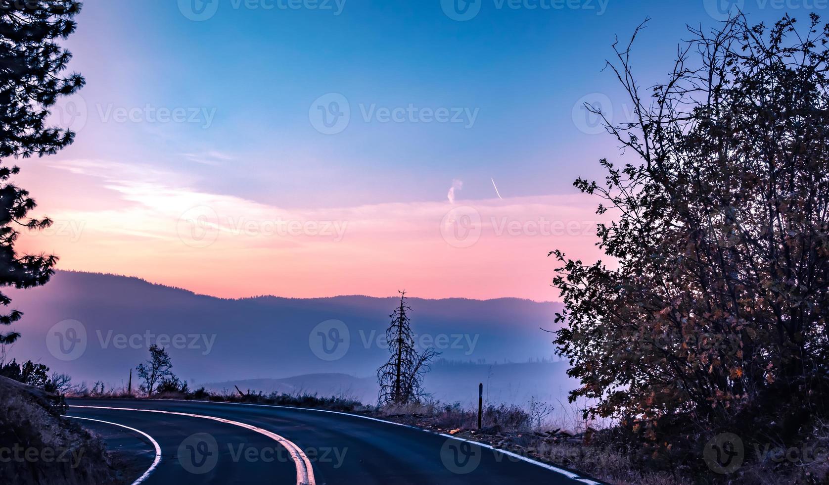 estrada através do parque nacional de yosemite de manhã cedo foto