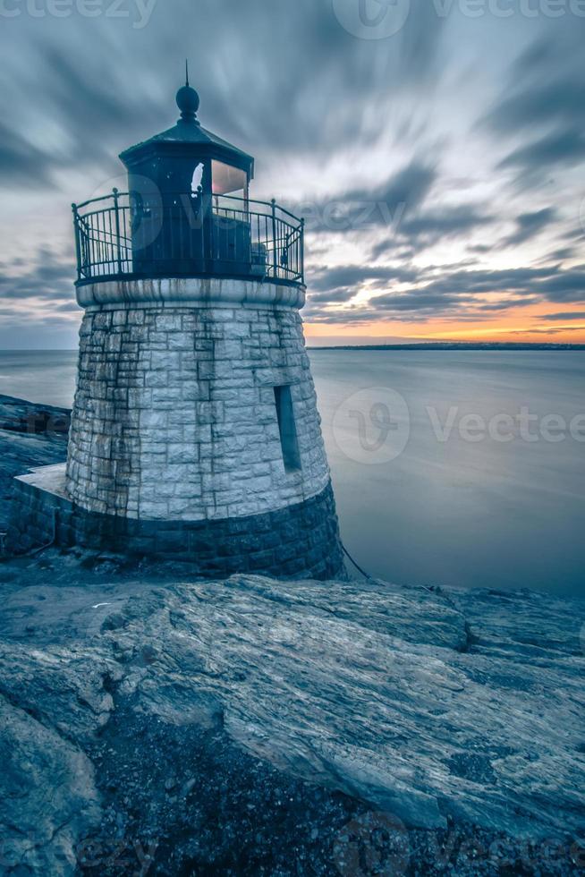 pôr do sol em newport rhode island no farol da colina do castelo foto