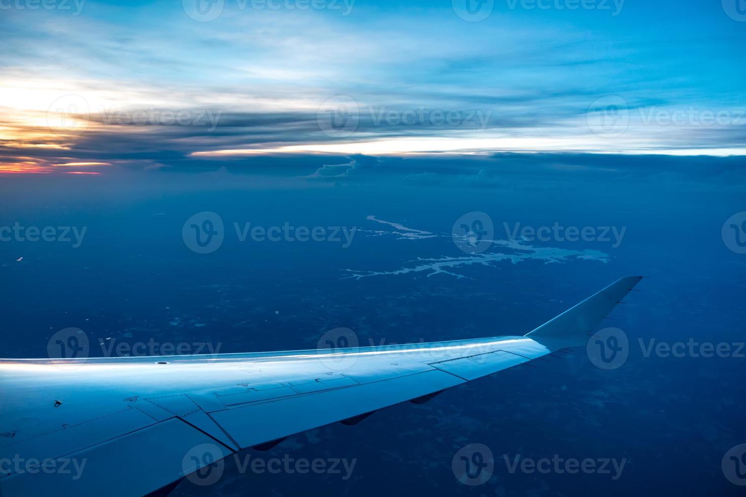 vista do pôr do sol da janela do avião foto