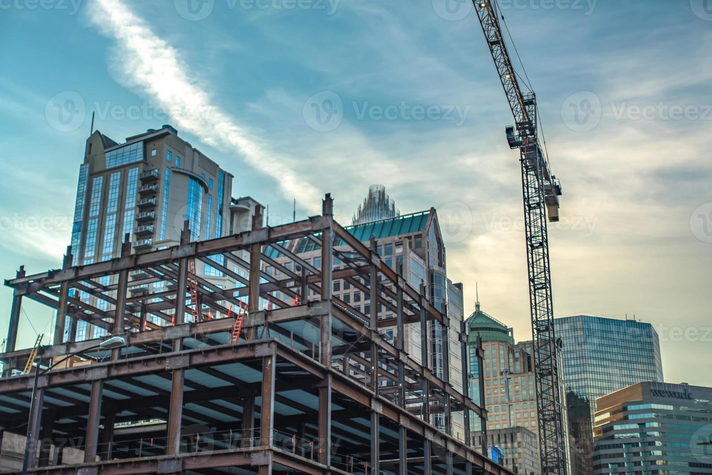 cidade moderna em construção pela manhã foto