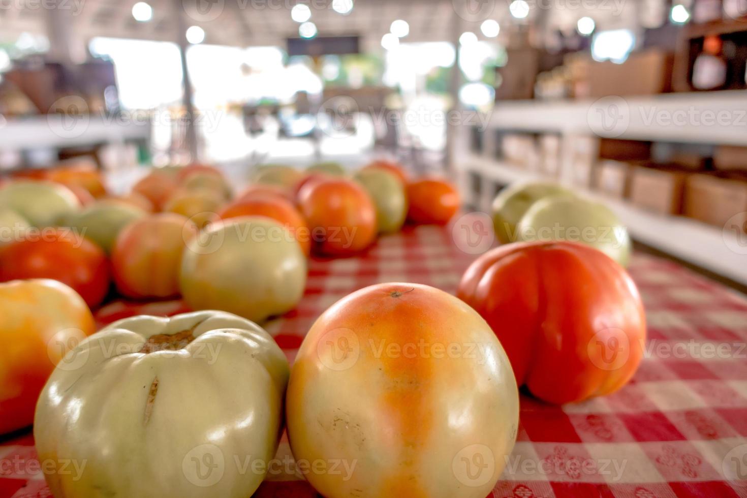 tomates saborosos em exposição no mercado da fazenda foto