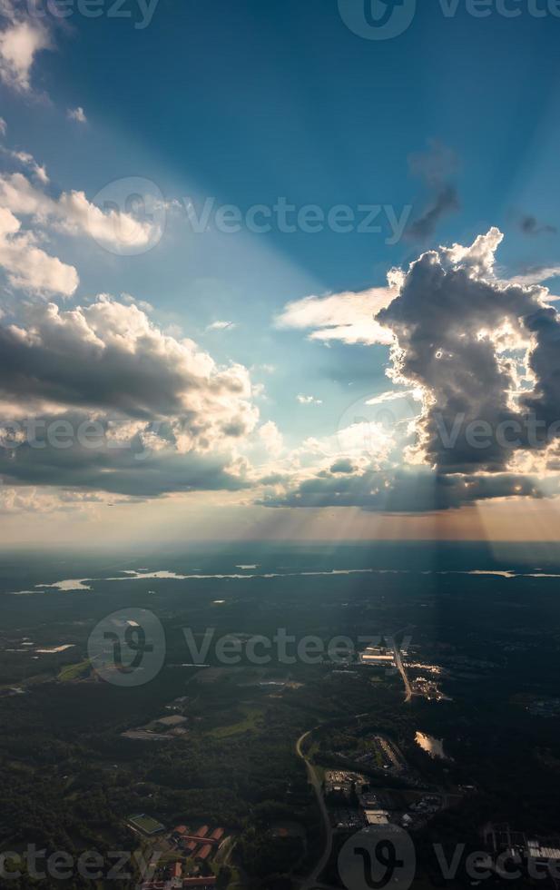 bela vista do alto do céu das nuvens do avião foto