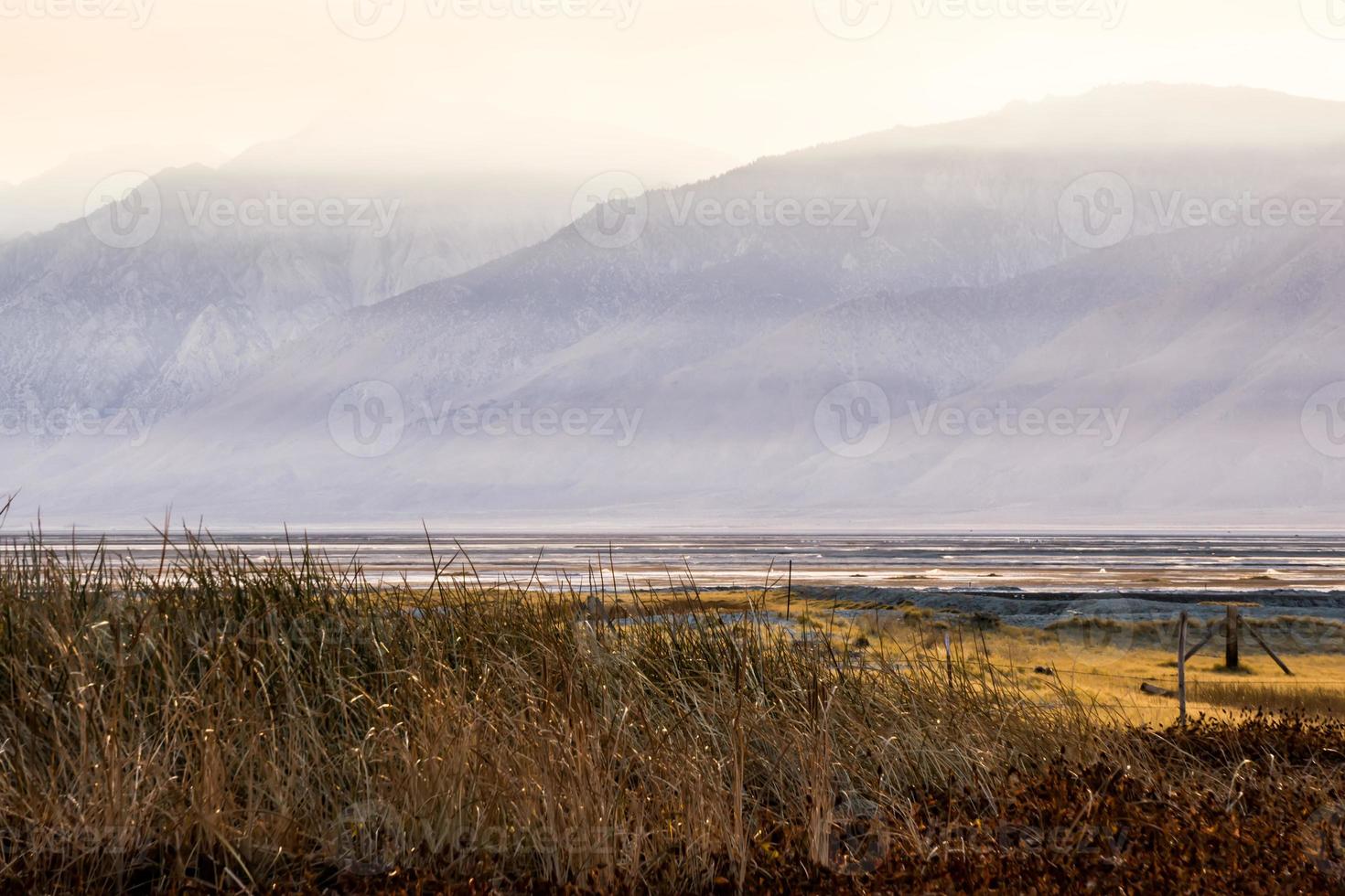 owens lake california ao pôr do sol foto