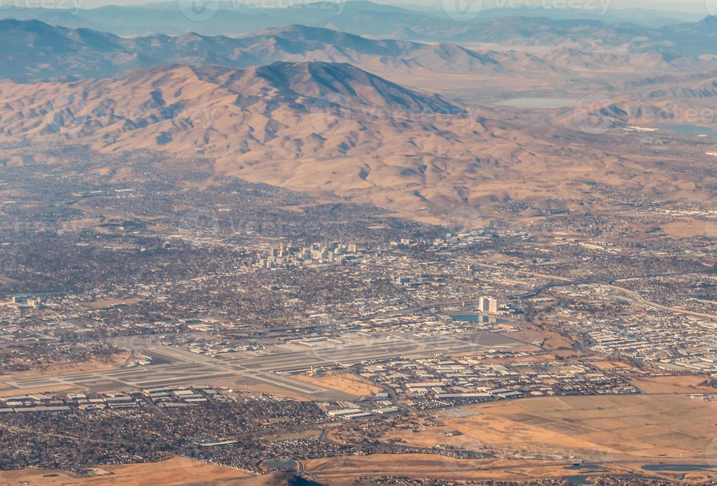 vista aérea de avião sobre reno nevada foto