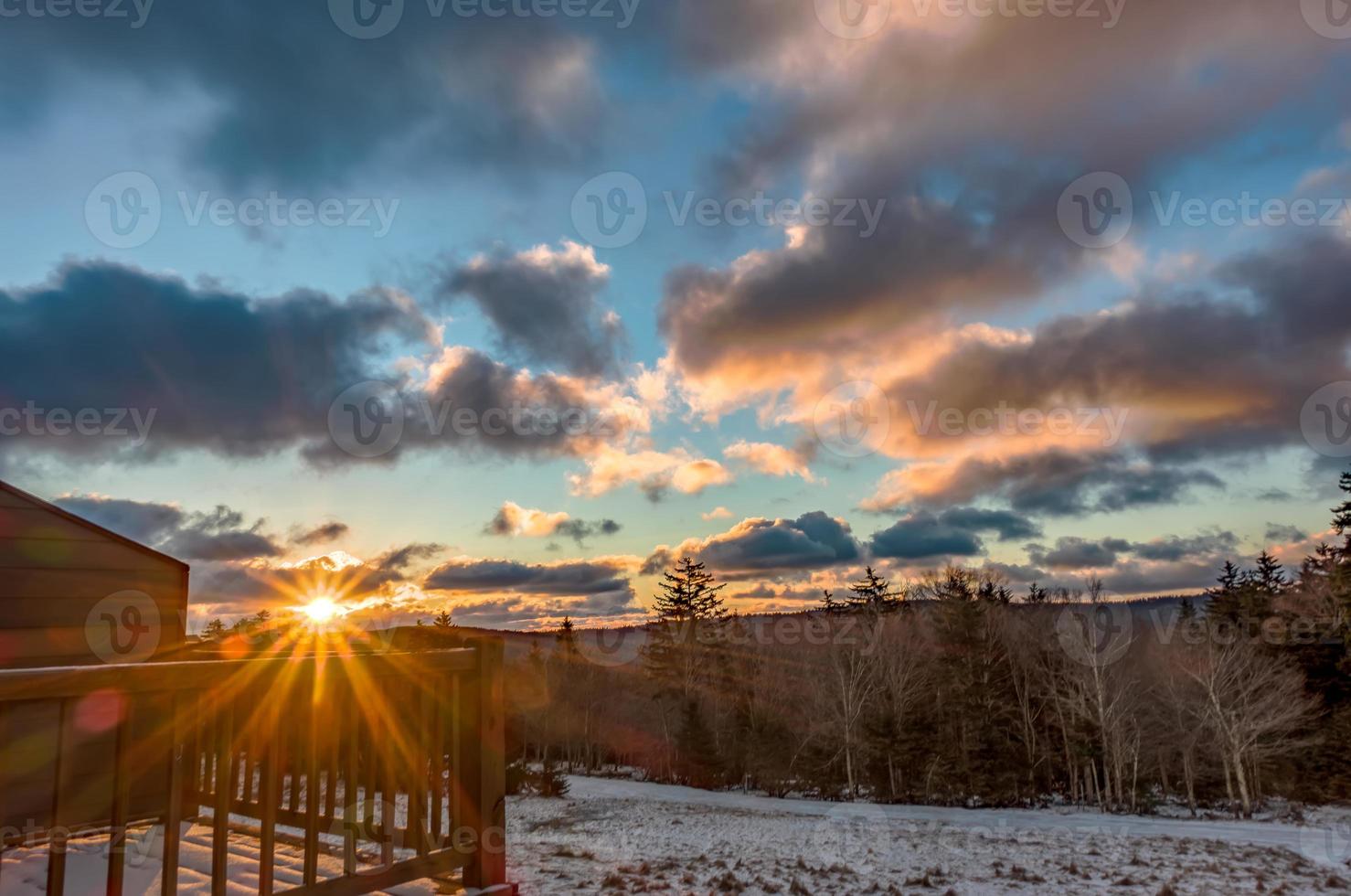 bela natureza ao nascer do sol na estação de esqui snowshoe West Virginia foto