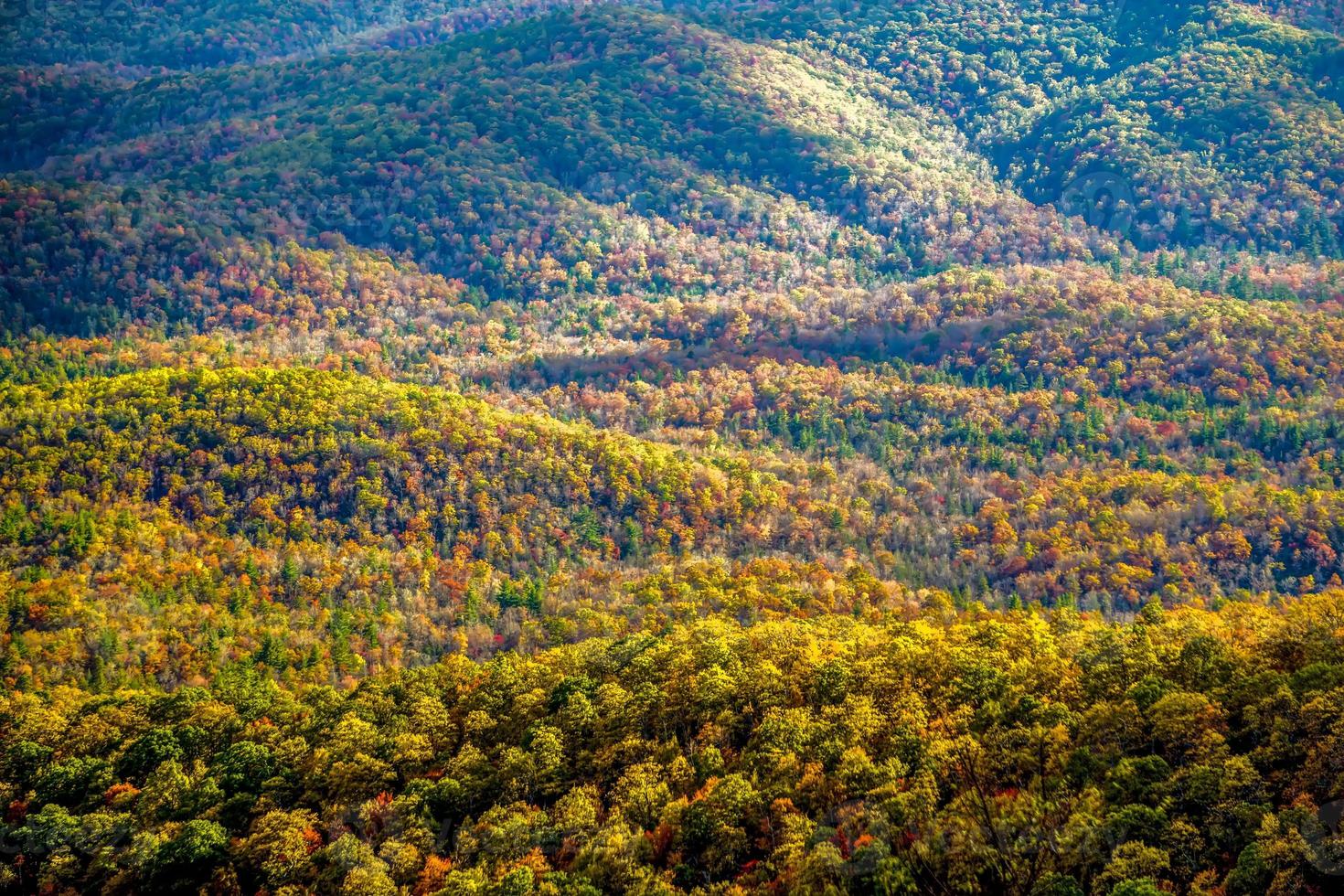 cume azul e montanhas esfumaçadas mudando de cor no outono foto