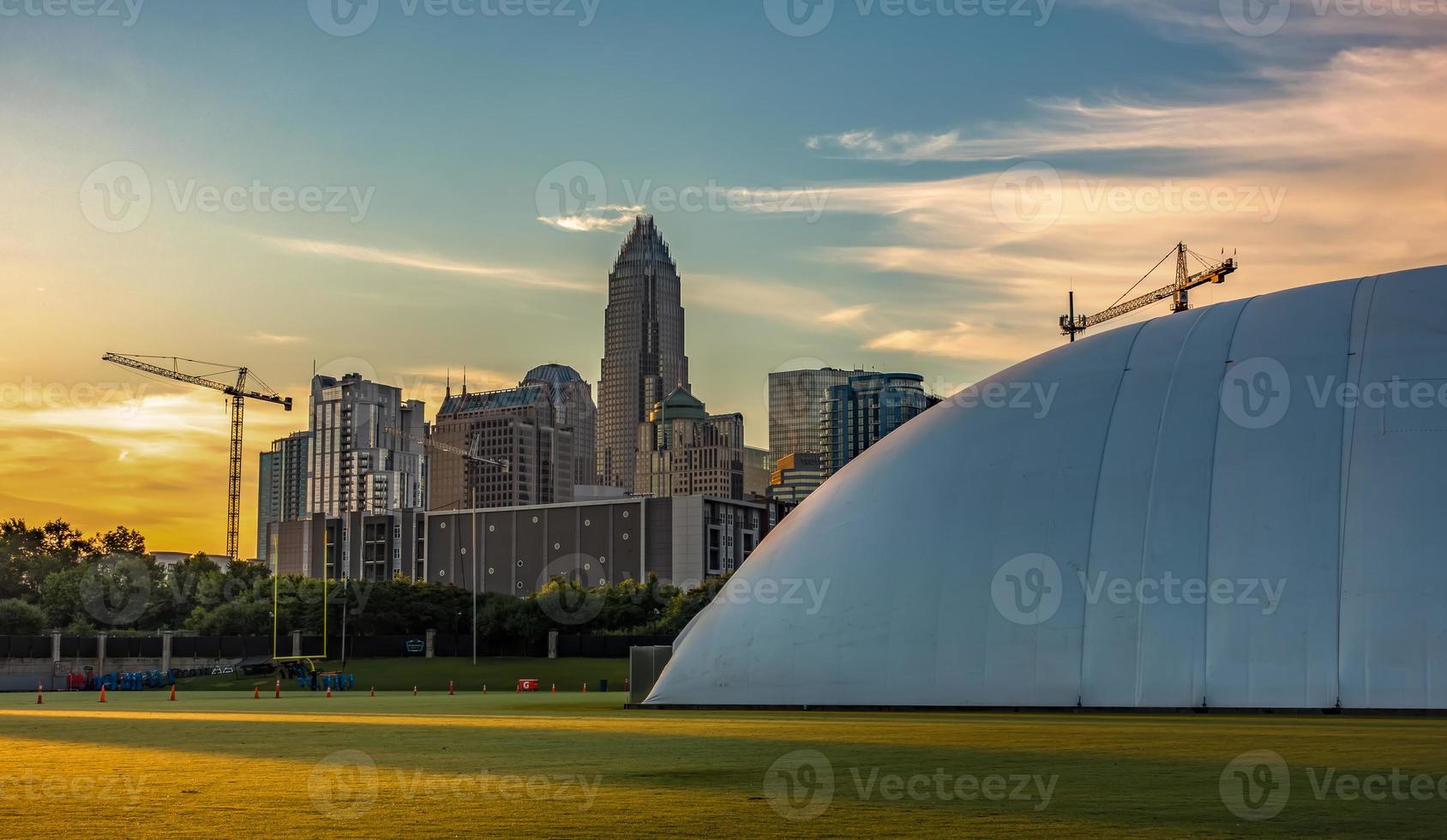 amanhecer do amanhecer sobre a cúpula do centro de treinamento das panteras de Charlotte North Carolina foto