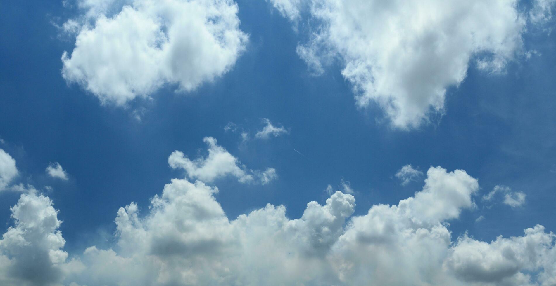 nuvens no céu azul foto