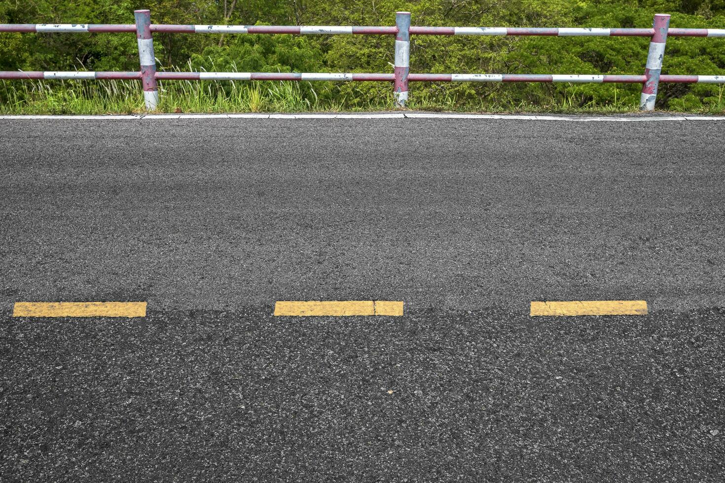 rural estrada com stiles marcação linhas branco listras textura fundo. foto
