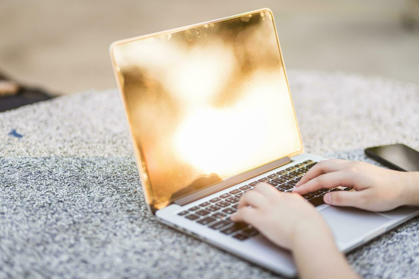 fechar-se do o negócio fêmea trabalhando com computador portátil dentro às a parque em escritório ar livre. foto