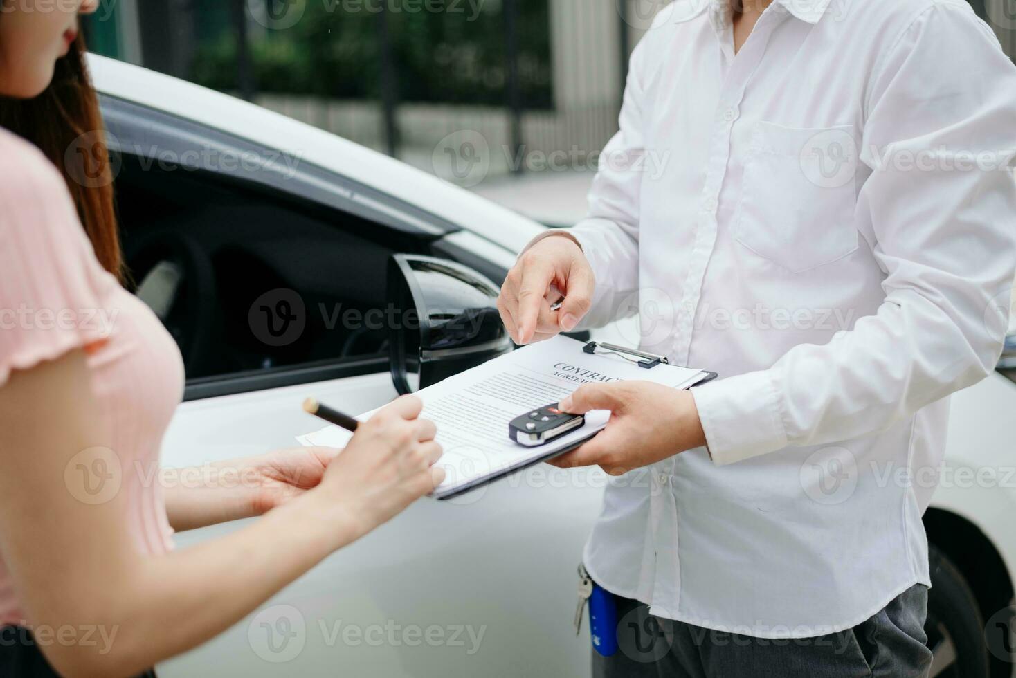 automotivo negócios, carro venda ou aluguel conceito cliente com carro revendedor agente fazer acordo e assinatura em acordo documento contrato dentro auto sala de exposições ou em estrada foto