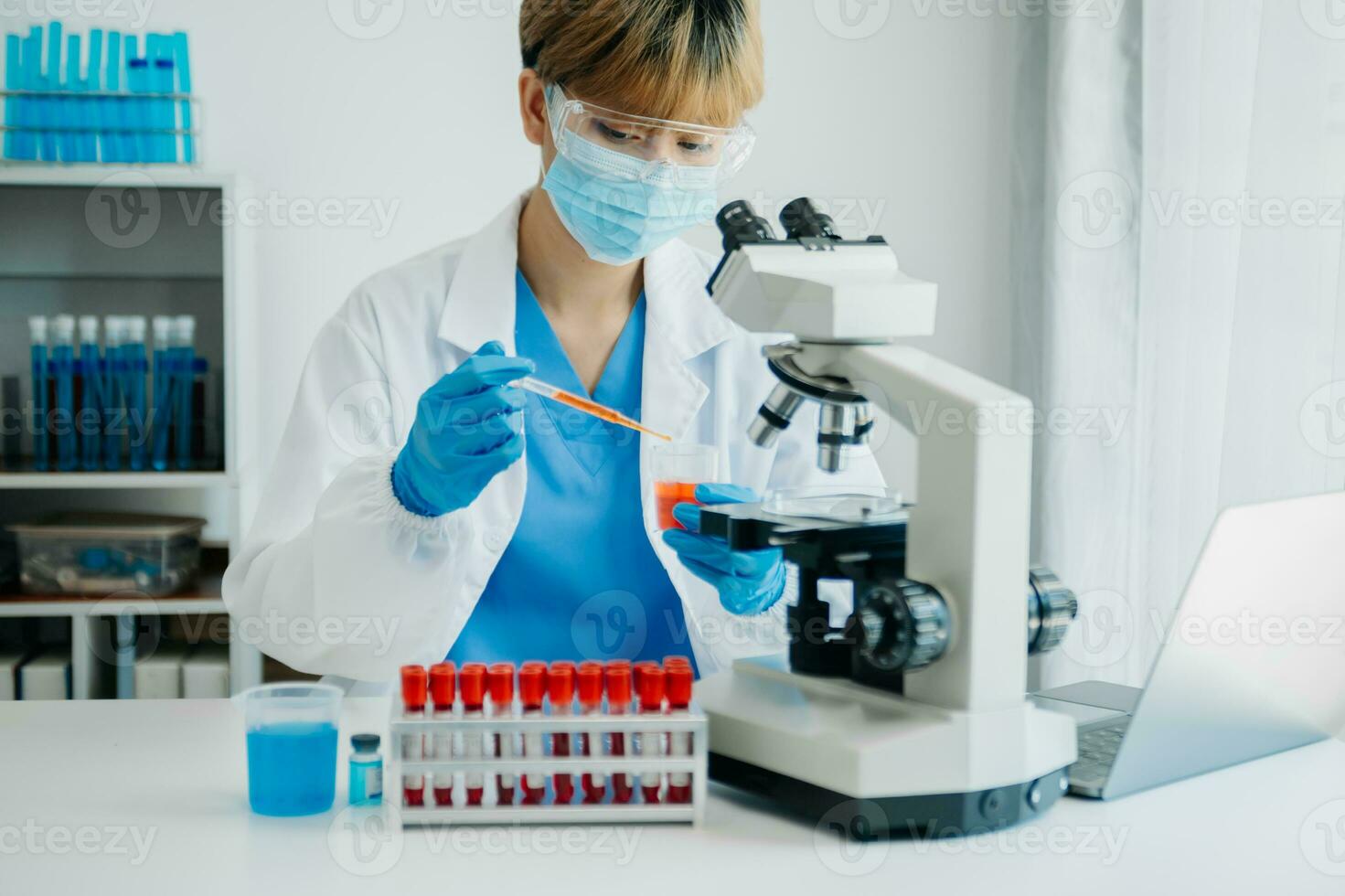 moderno médico pesquisa laboratório. fêmea cientista trabalhando com micro pipetas analisando bioquímico amostras, avançado Ciência químico laboratório foto