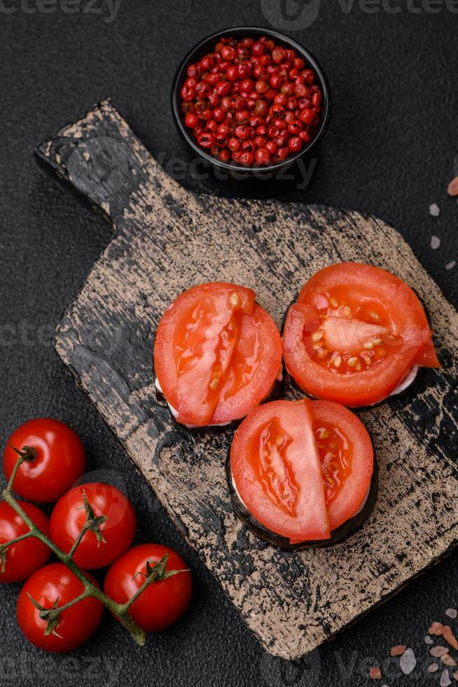 delicioso Berinjela cortar para dentro círculos grelhado e cozinhou com maionese e tomates foto