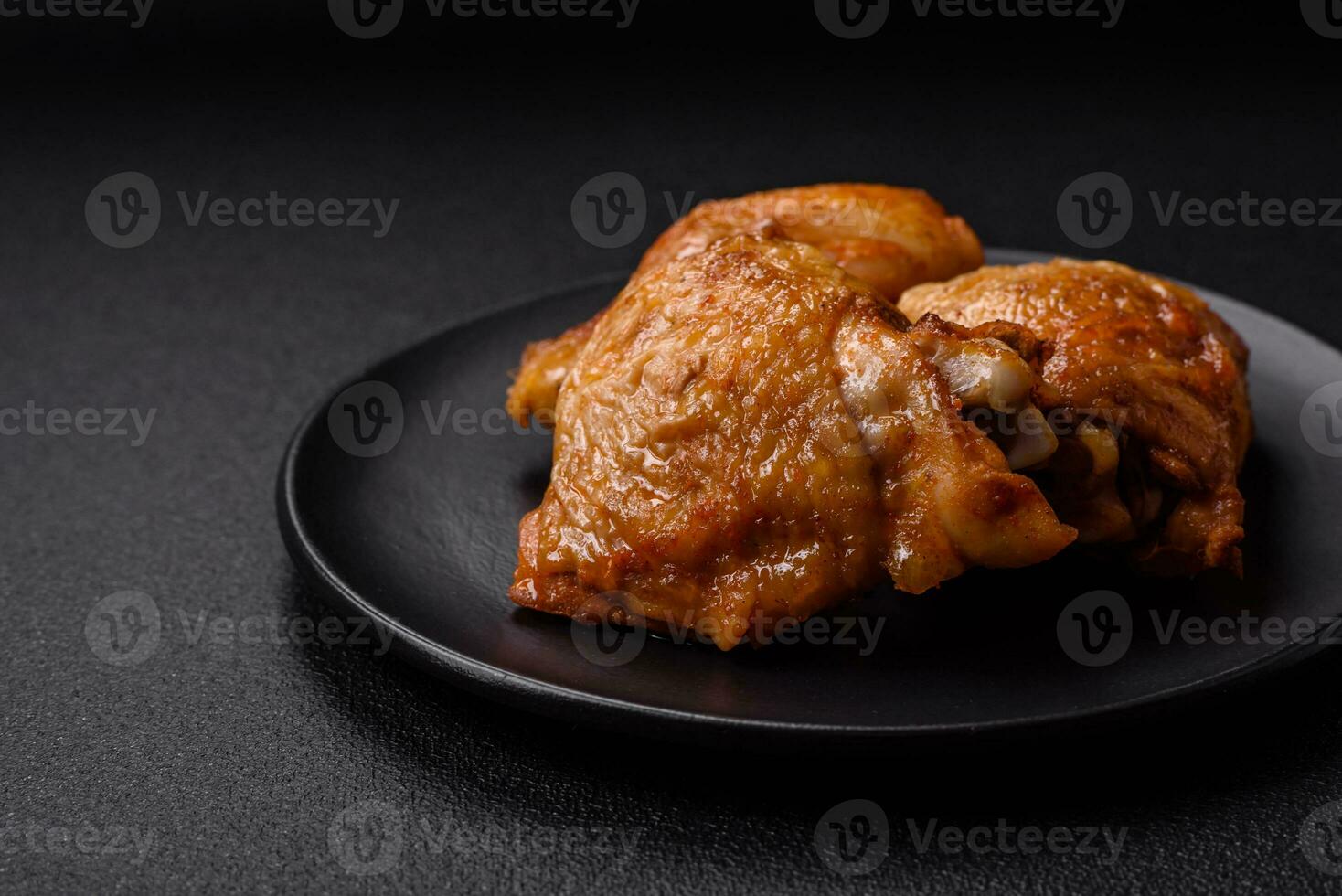 delicioso grelhado frango coxas com sal, especiarias e ervas foto