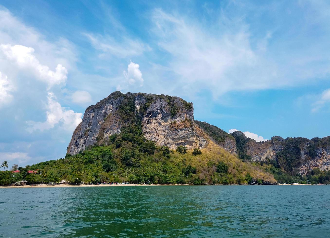 belas praias de verão e montanhas de calcário foto