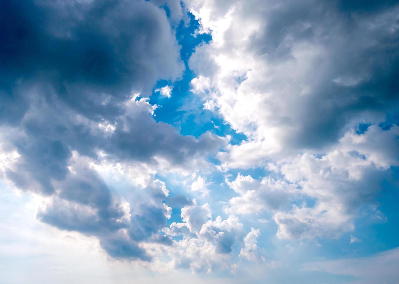 lindo céu azul e nuvens foto