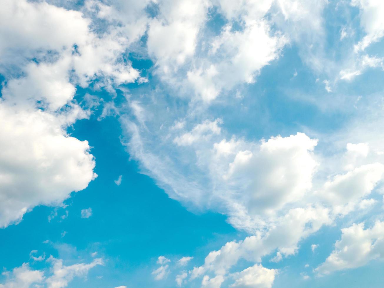 lindo céu azul e nuvens foto