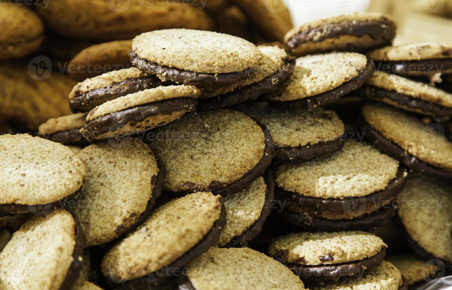 biscoitos de chocolate artesanais em um mercado tradicional foto