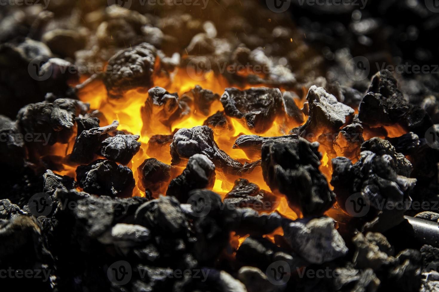 carvão em brasa na brasa para cozinhar foto