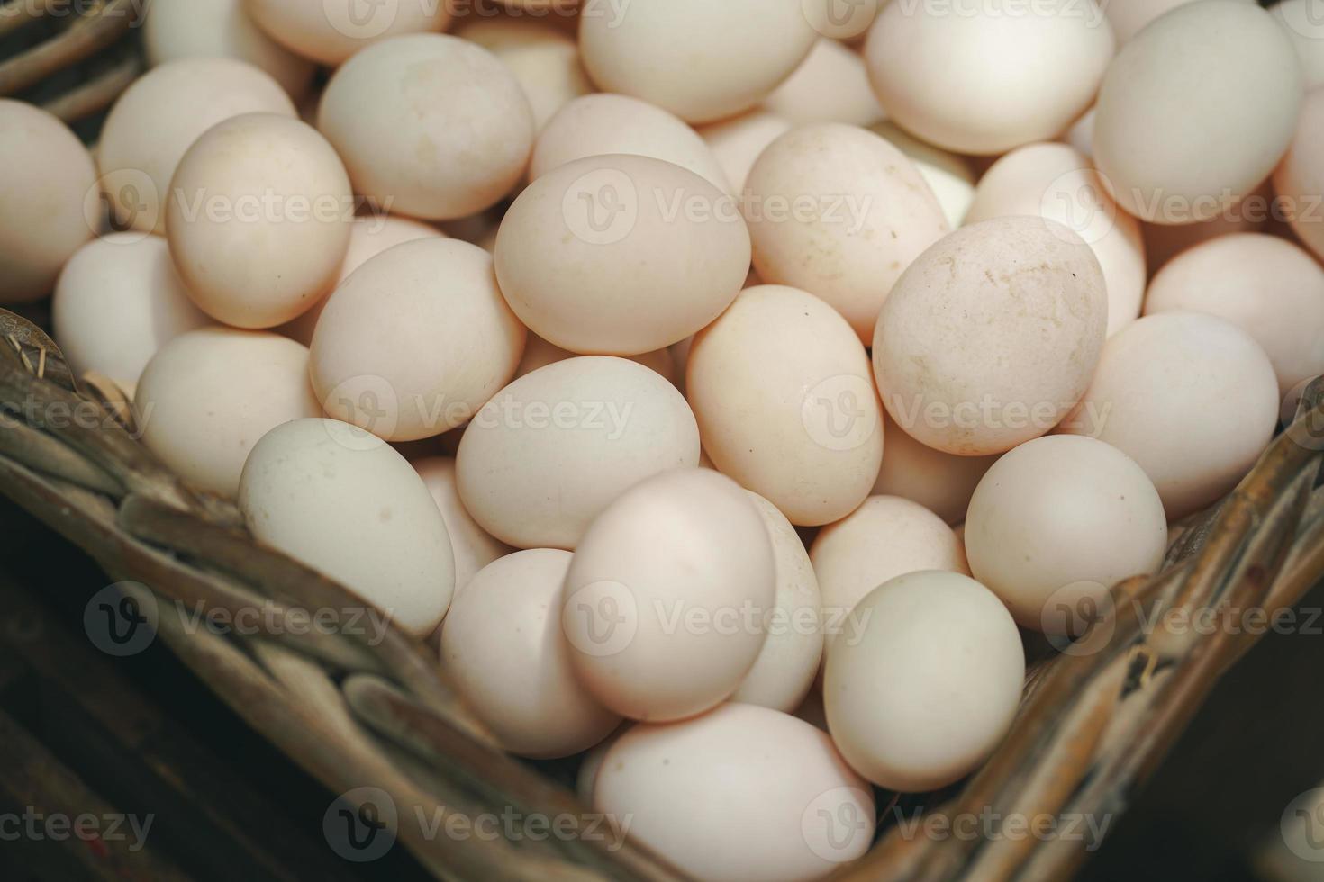 ovos de pato frescos na cesta foto