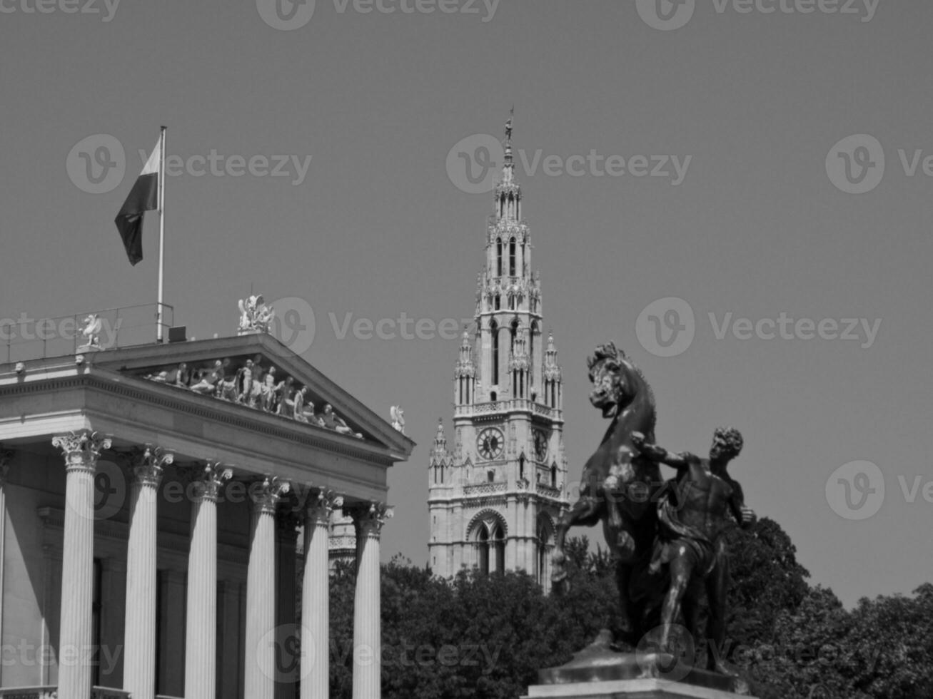 Viena às a Danúbio rio foto