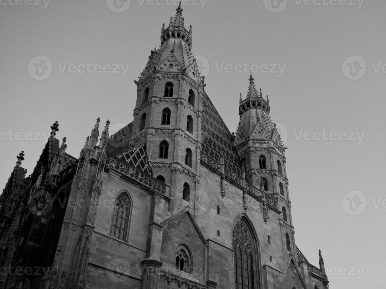 Viena às a Danúbio rio foto