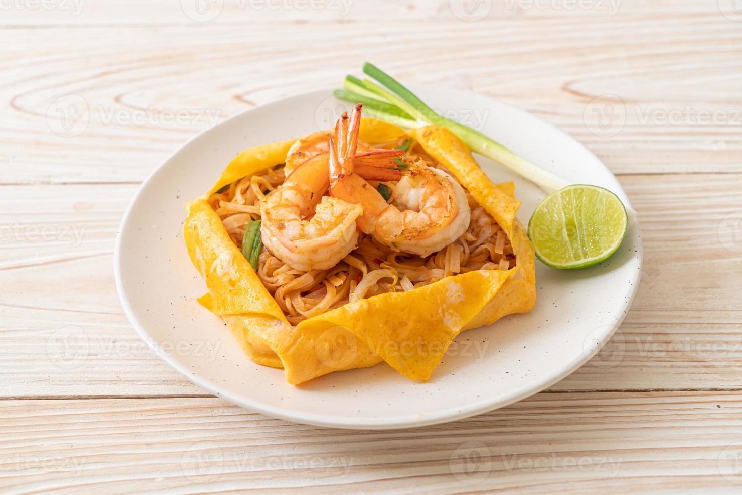 macarrão tailandês frito com camarão e embrulho de ovo foto